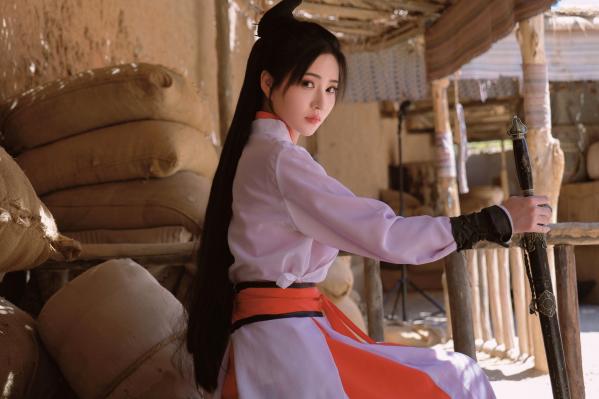 年年Nnian 年年  《年年Nnian-青丝诀》古风侠女唯美写真，西域边塞场景下的冷艳气质红白古装COS第23张图片