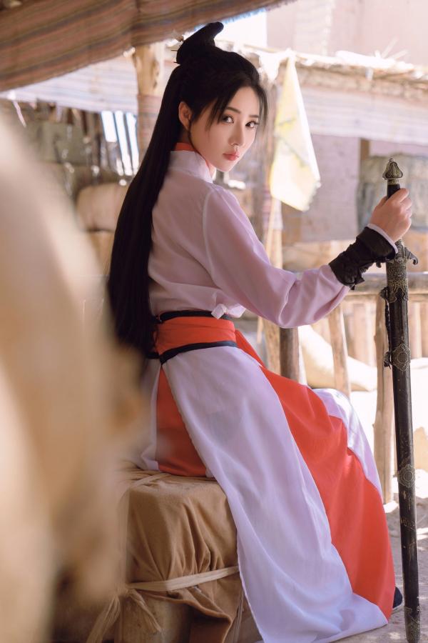年年Nnian 年年  《年年Nnian-青丝诀》古风侠女唯美写真，西域边塞场景下的冷艳气质红白古装COS第24张图片