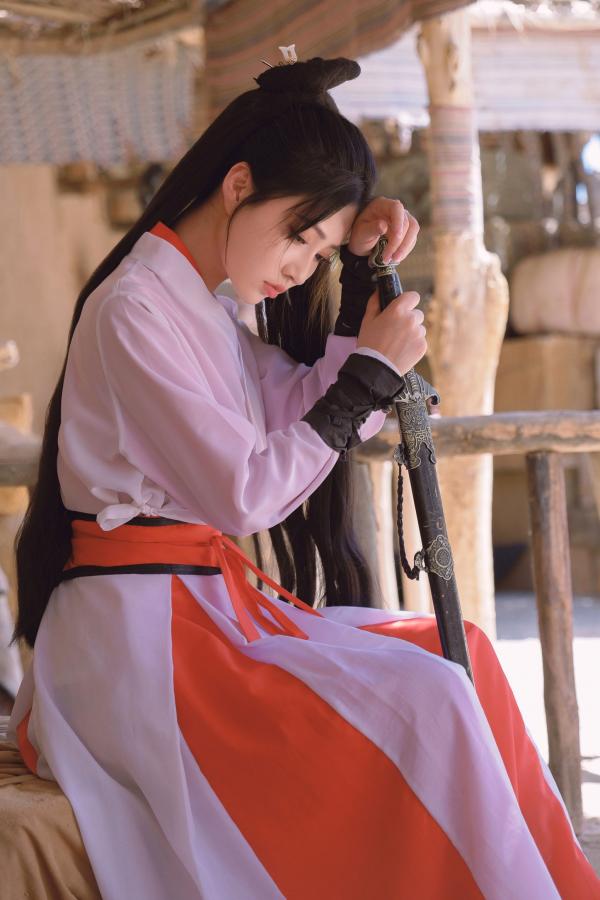 年年Nnian 年年  《年年Nnian-青丝诀》古风侠女唯美写真，西域边塞场景下的冷艳气质红白古装COS第25张图片
