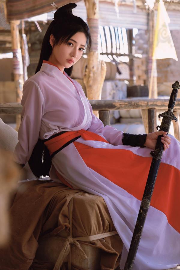 年年Nnian 年年  《年年Nnian-青丝诀》古风侠女唯美写真，西域边塞场景下的冷艳气质红白古装COS第26张图片