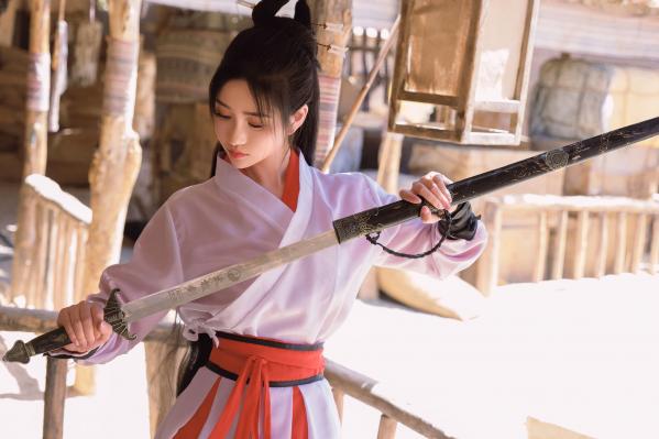 年年Nnian 年年  《年年Nnian-青丝诀》古风侠女唯美写真，西域边塞场景下的冷艳气质红白古装COS第29张图片