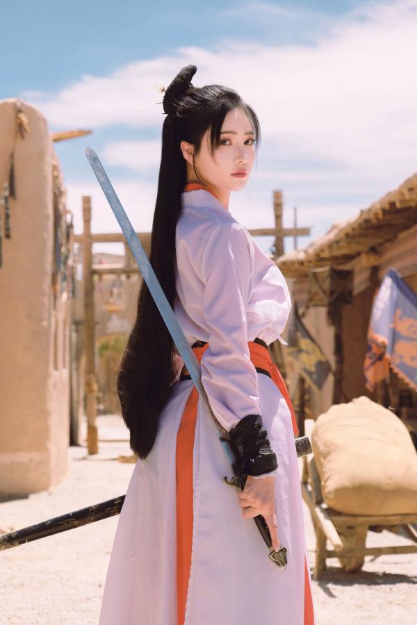 年年Nnian 年年  《年年Nnian-青丝诀》古风侠女唯美写真，西域边塞场景下的冷艳气质红白古装COS第42张图片