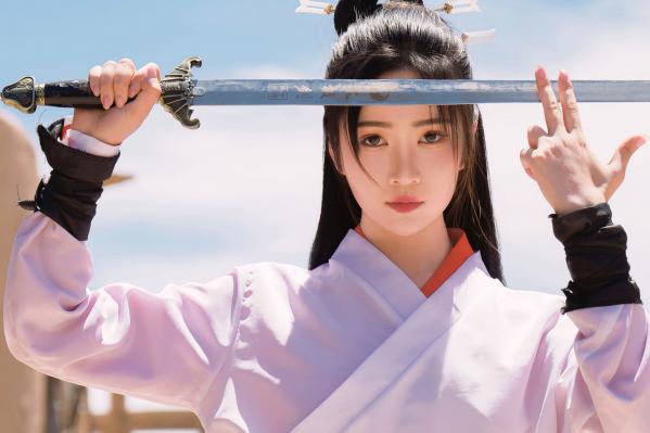 年年Nnian 年年  《年年Nnian-青丝诀》古风侠女唯美写真，西域边塞场景下的冷艳气质红白古装COS第44张图片