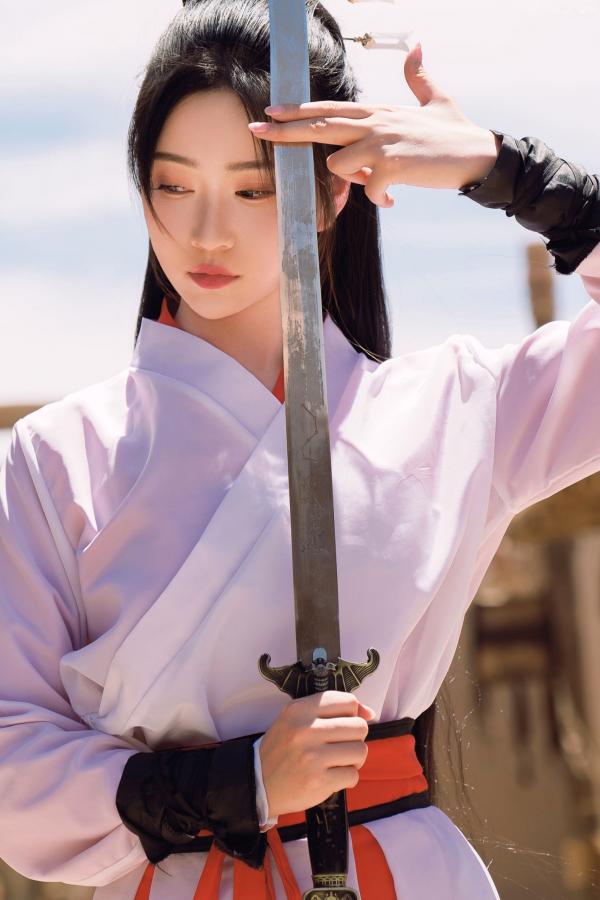 年年Nnian 年年  《年年Nnian-青丝诀》古风侠女唯美写真，西域边塞场景下的冷艳气质红白古装COS第45张图片