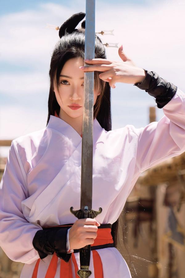 年年Nnian 年年  《年年Nnian-青丝诀》古风侠女唯美写真，西域边塞场景下的冷艳气质红白古装COS第46张图片