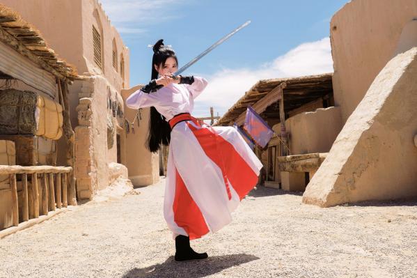 年年Nnian 年年  《年年Nnian-青丝诀》古风侠女唯美写真，西域边塞场景下的冷艳气质红白古装COS第48张图片
