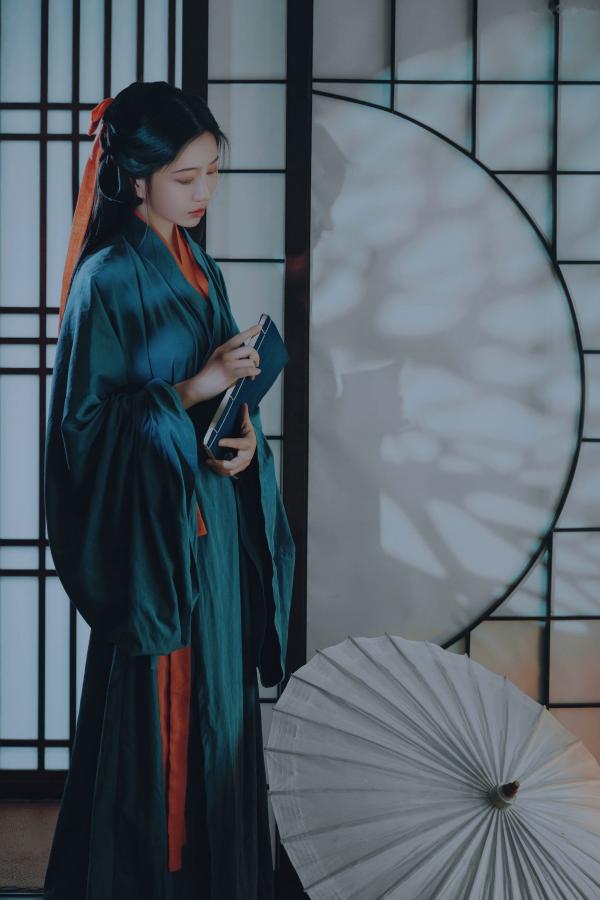 年年Nnian 年年  《年年Nnian-汉宫春月》古典汉服私房写真，唯美气质古风国潮大片第16张图片