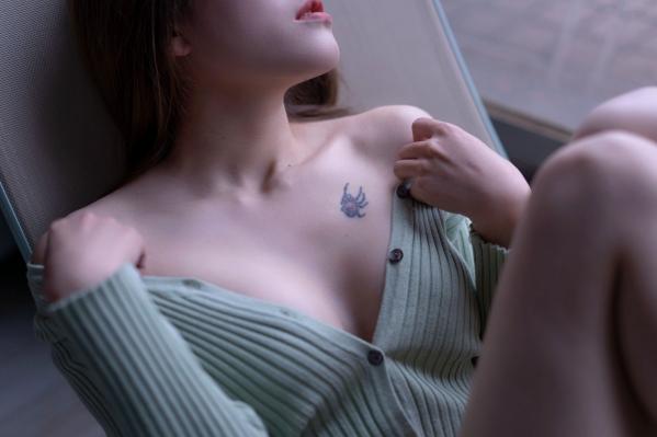    鹿八岁-室内绿主题私房，清纯面容与惹火身材的极致碰撞，精美蕾丝内衣尽显极品曲线，唯美光影下的撩人瞬间第48张图片