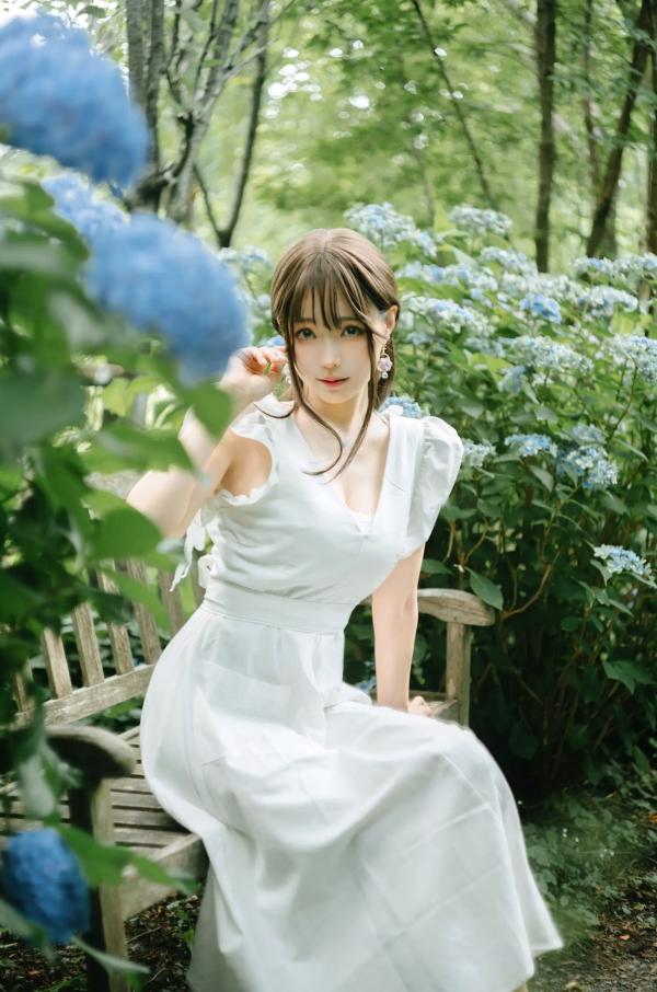    Ely_eee(ElyEE子) 雨季绣球花：清新白裙花海户外写真，夏日治愈系灵动女神第2张图片