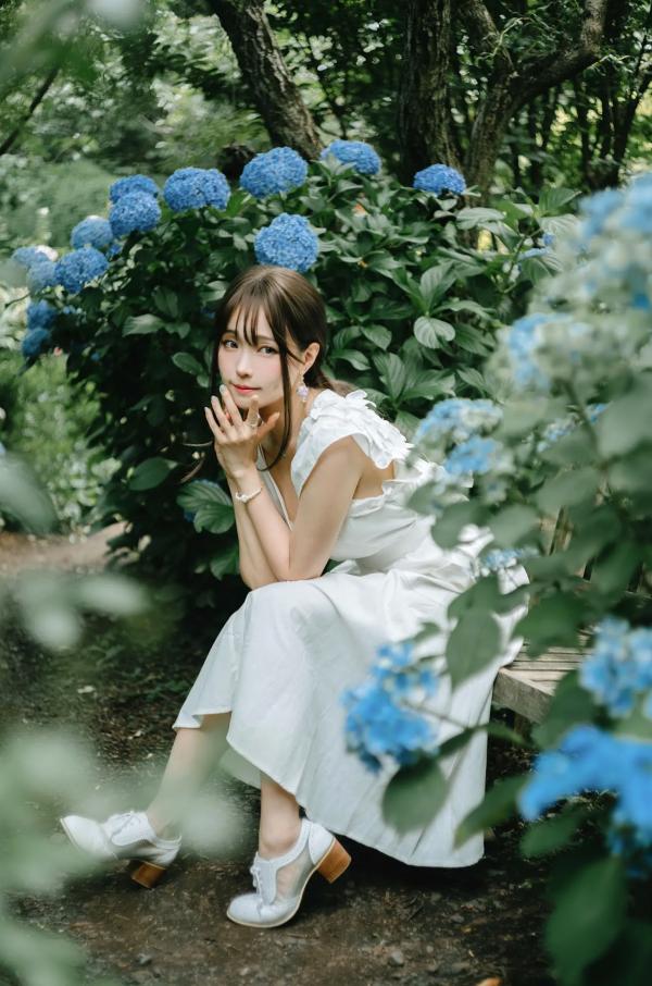    Ely_eee(ElyEE子) 雨季绣球花：清新白裙花海户外写真，夏日治愈系灵动女神第3张图片