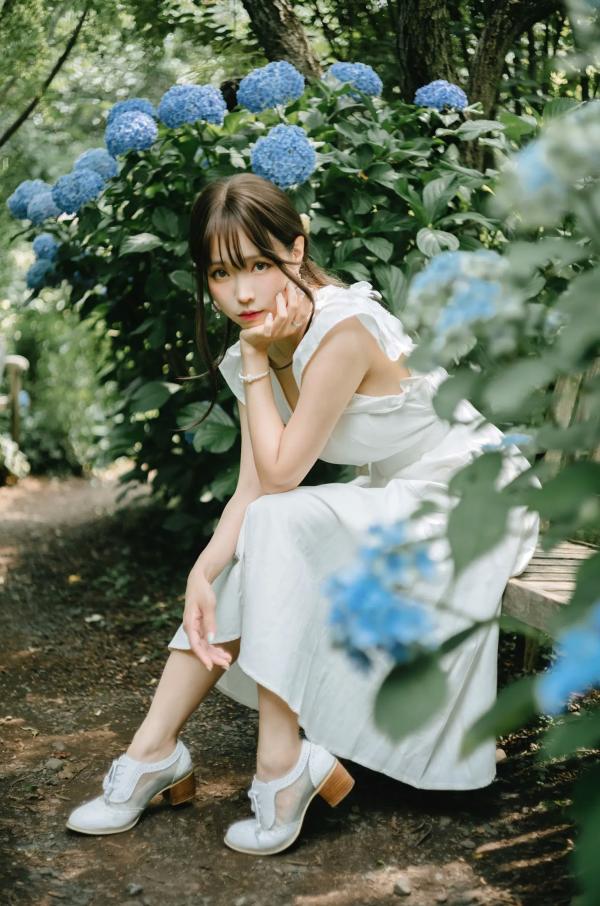    Ely_eee(ElyEE子) 雨季绣球花：清新白裙花海户外写真，夏日治愈系灵动女神第4张图片