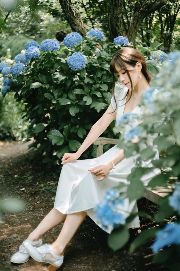    Ely_eee(ElyEE子) 雨季绣球花：清新白裙花海户外写真，夏日治愈系灵动女神第5张图片