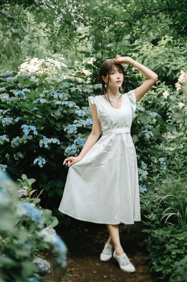    Ely_eee(ElyEE子) 雨季绣球花：清新白裙花海户外写真，夏日治愈系灵动女神第6张图片