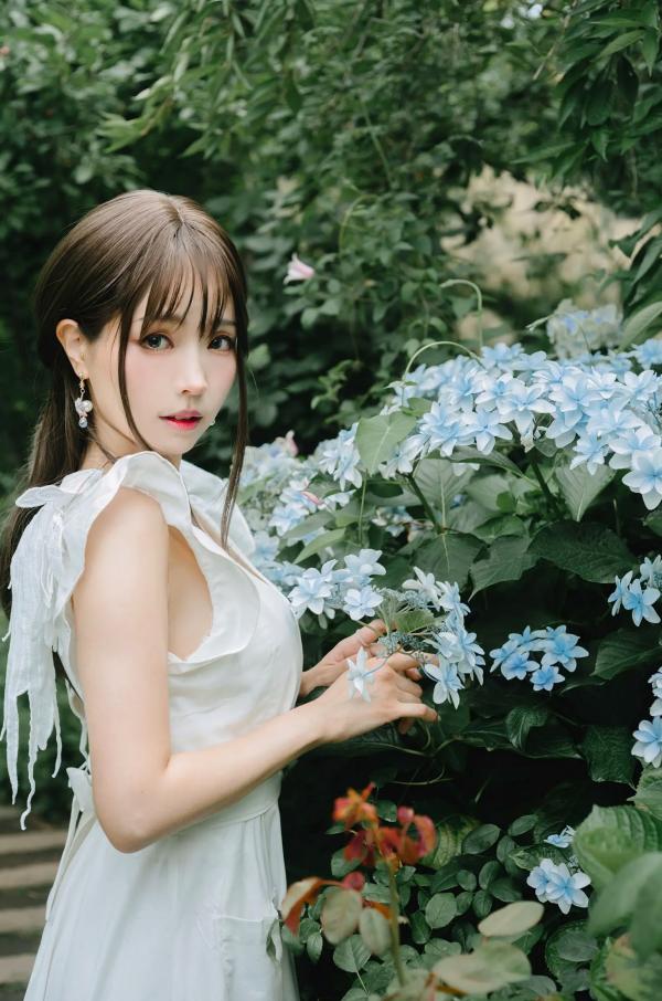    Ely_eee(ElyEE子) 雨季绣球花：清新白裙花海户外写真，夏日治愈系灵动女神第7张图片