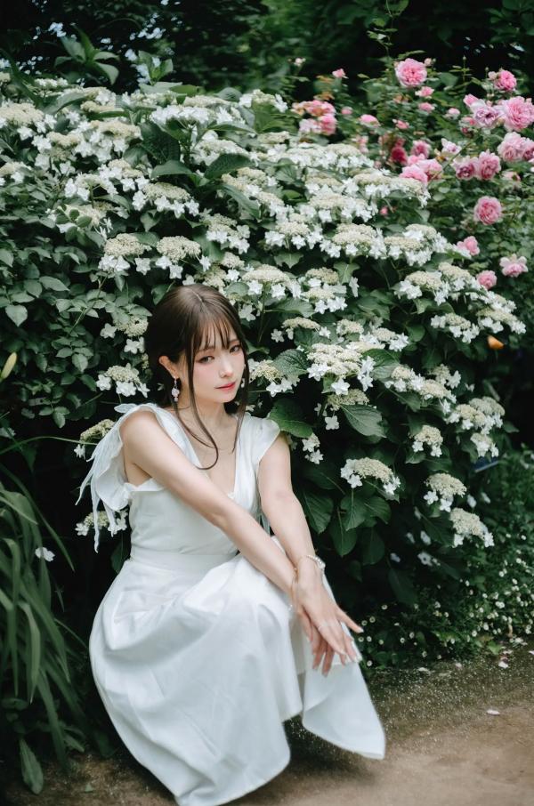    Ely_eee(ElyEE子) 雨季绣球花：清新白裙花海户外写真，夏日治愈系灵动女神第8张图片