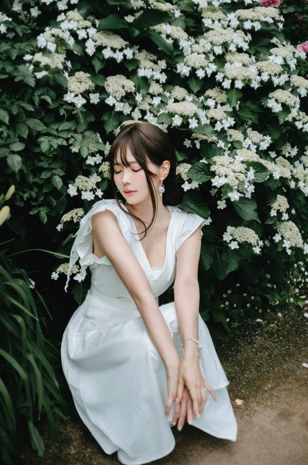    Ely_eee(ElyEE子) 雨季绣球花：清新白裙花海户外写真，夏日治愈系灵动女神第9张图片