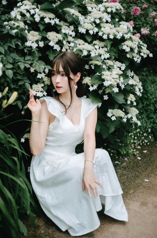   Ely_eee(ElyEE子) 雨季绣球花：清新白裙花海户外写真，夏日治愈系灵动女神第10张图片