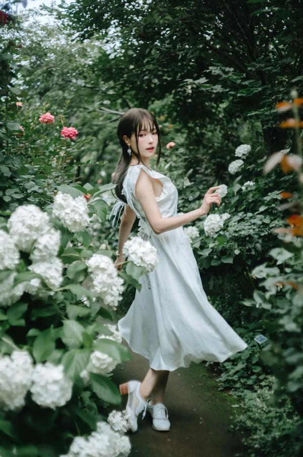    Ely_eee(ElyEE子) 雨季绣球花：清新白裙花海户外写真，夏日治愈系灵动女神第11张图片