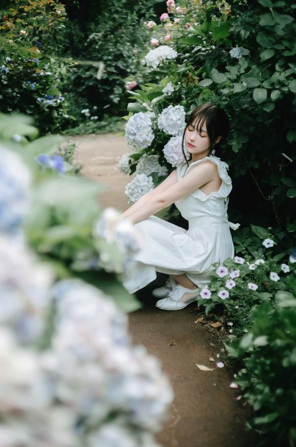    Ely_eee(ElyEE子) 雨季绣球花：清新白裙花海户外写真，夏日治愈系灵动女神第12张图片