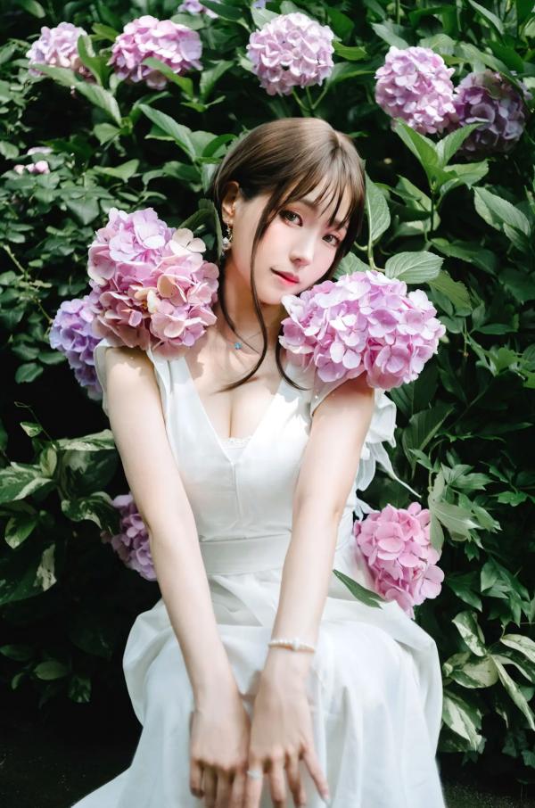    Ely_eee(ElyEE子) 雨季绣球花：清新白裙花海户外写真，夏日治愈系灵动女神第14张图片