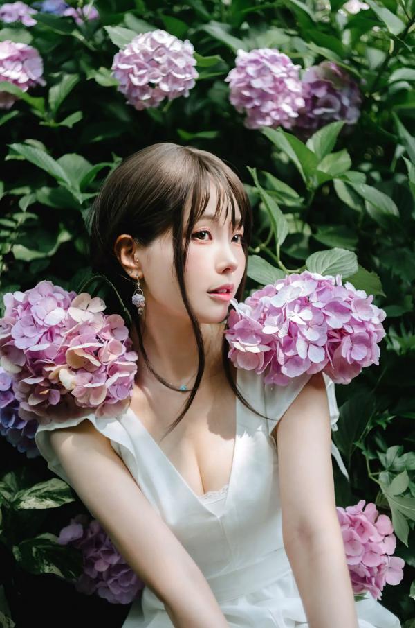    Ely_eee(ElyEE子) 雨季绣球花：清新白裙花海户外写真，夏日治愈系灵动女神第15张图片
