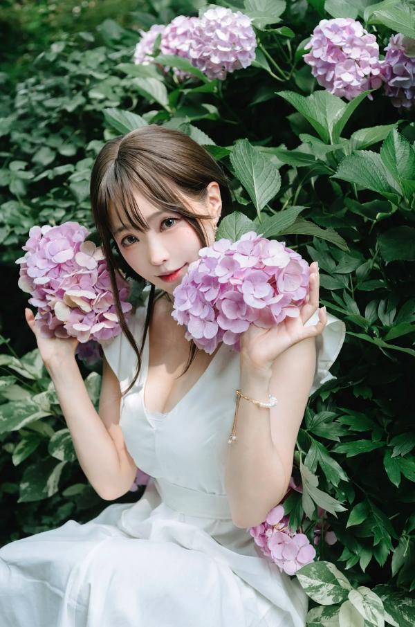    Ely_eee(ElyEE子) 雨季绣球花：清新白裙花海户外写真，夏日治愈系灵动女神第16张图片