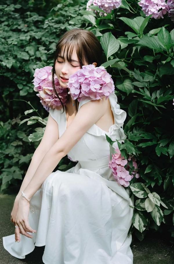    Ely_eee(ElyEE子) 雨季绣球花：清新白裙花海户外写真，夏日治愈系灵动女神第17张图片