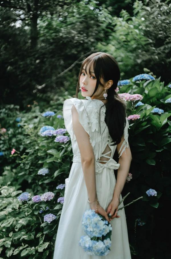    Ely_eee(ElyEE子) 雨季绣球花：清新白裙花海户外写真，夏日治愈系灵动女神第18张图片