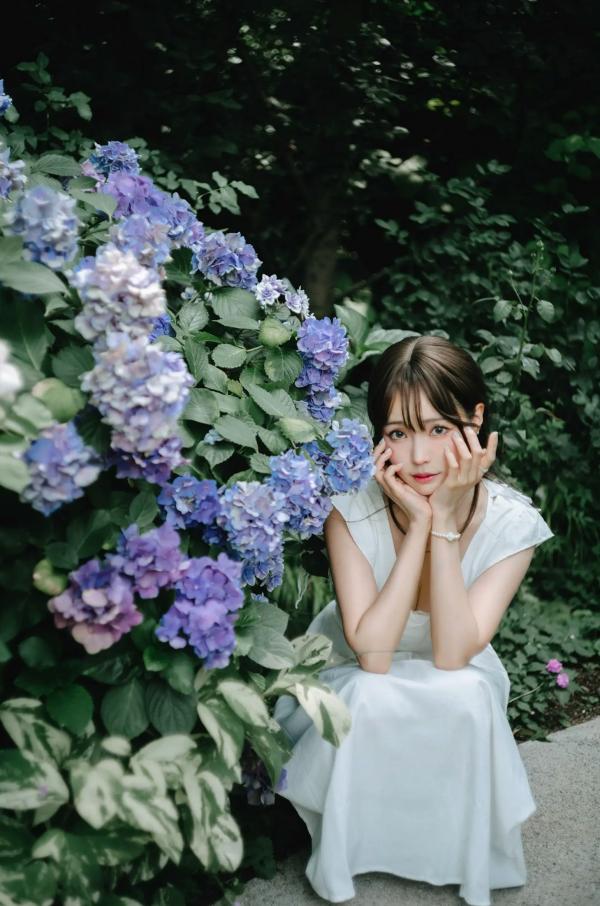    Ely_eee(ElyEE子) 雨季绣球花：清新白裙花海户外写真，夏日治愈系灵动女神第19张图片