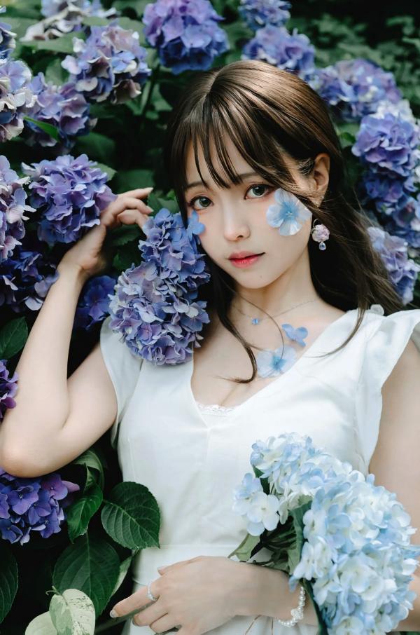    Ely_eee(ElyEE子) 雨季绣球花：清新白裙花海户外写真，夏日治愈系灵动女神第20张图片