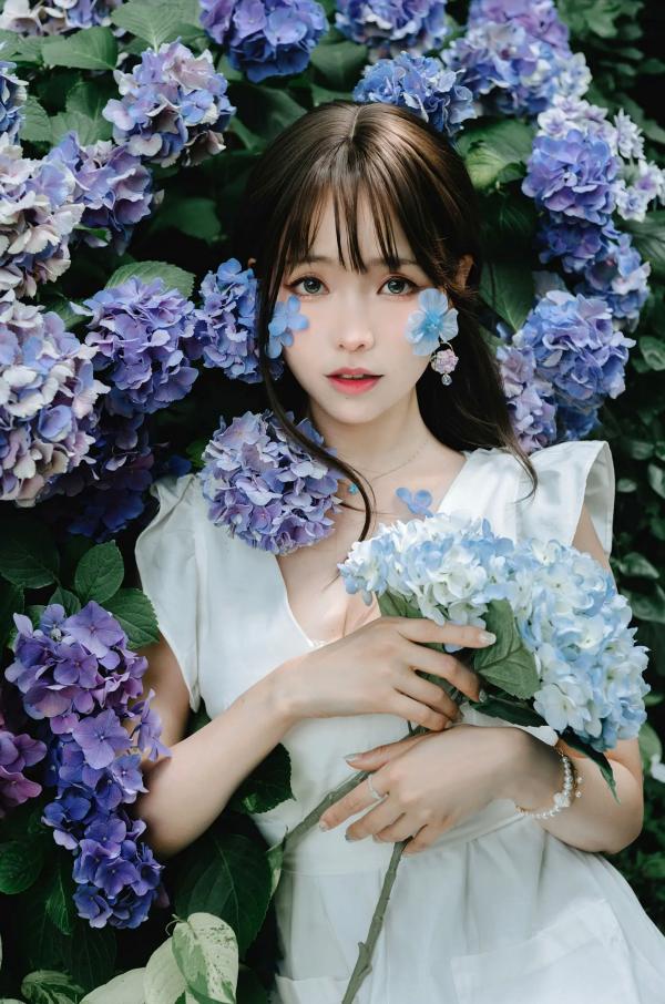    Ely_eee(ElyEE子) 雨季绣球花：清新白裙花海户外写真，夏日治愈系灵动女神第21张图片