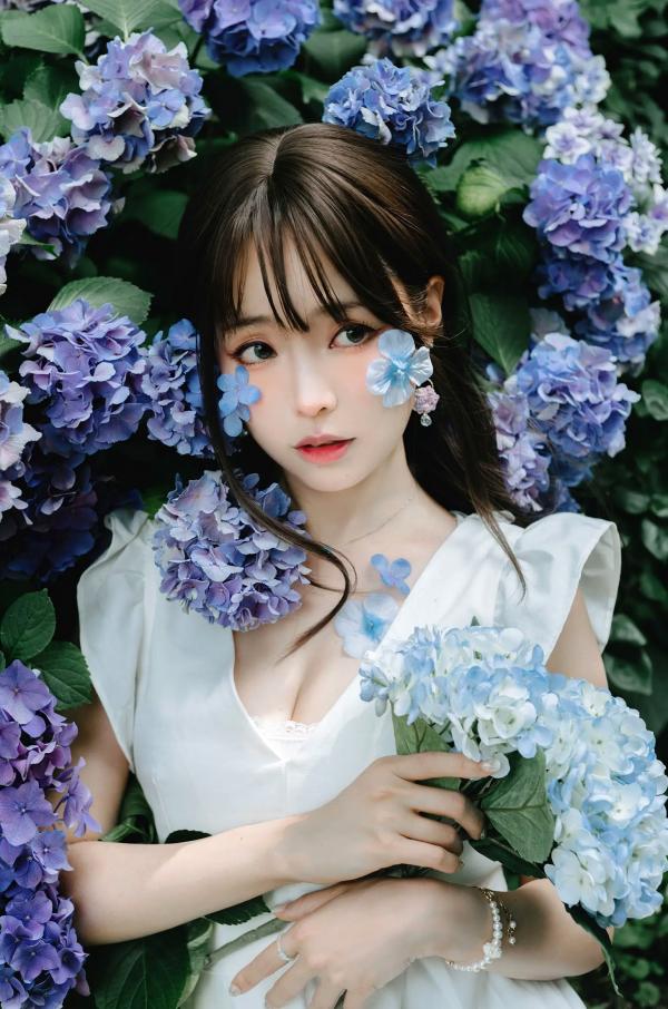    Ely_eee(ElyEE子) 雨季绣球花：清新白裙花海户外写真，夏日治愈系灵动女神第22张图片