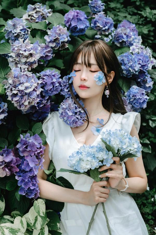    Ely_eee(ElyEE子) 雨季绣球花：清新白裙花海户外写真，夏日治愈系灵动女神第23张图片