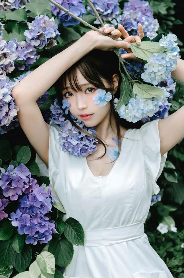    Ely_eee(ElyEE子) 雨季绣球花：清新白裙花海户外写真，夏日治愈系灵动女神第24张图片