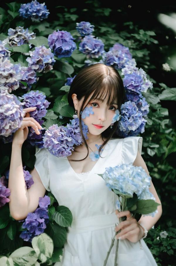    Ely_eee(ElyEE子) 雨季绣球花：清新白裙花海户外写真，夏日治愈系灵动女神第25张图片