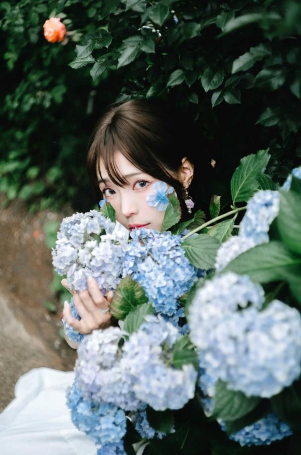    Ely_eee(ElyEE子) 雨季绣球花：清新白裙花海户外写真，夏日治愈系灵动女神第26张图片