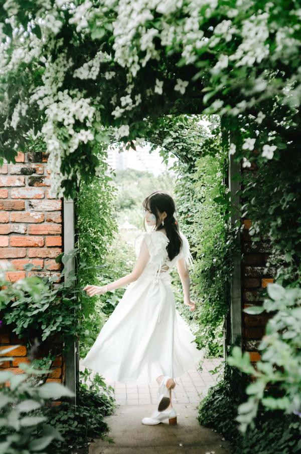    Ely_eee(ElyEE子) 雨季绣球花：清新白裙花海户外写真，夏日治愈系灵动女神第28张图片