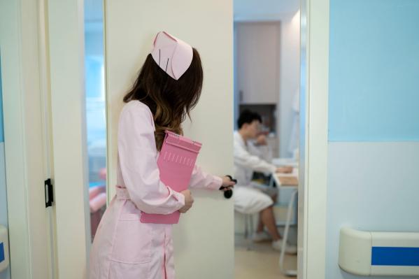    鹿八岁-医生和护士，粉色护士装制服诱惑，诊室角色扮演系列，蕾丝内衣美腿极致私房第4张图片
