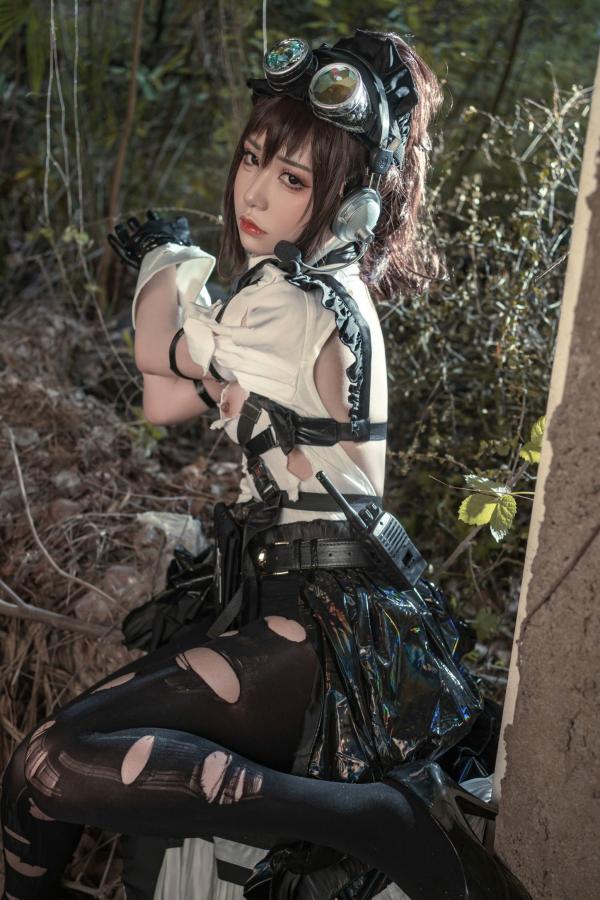    爆机少女喵小吉-战斗女仆第二弹-战损风特战制服COS-末世荒野持枪写真第14张图片