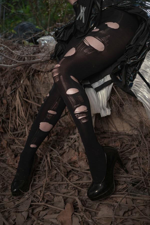    爆机少女喵小吉-战斗女仆第二弹-战损风特战制服COS-末世荒野持枪写真第16张图片