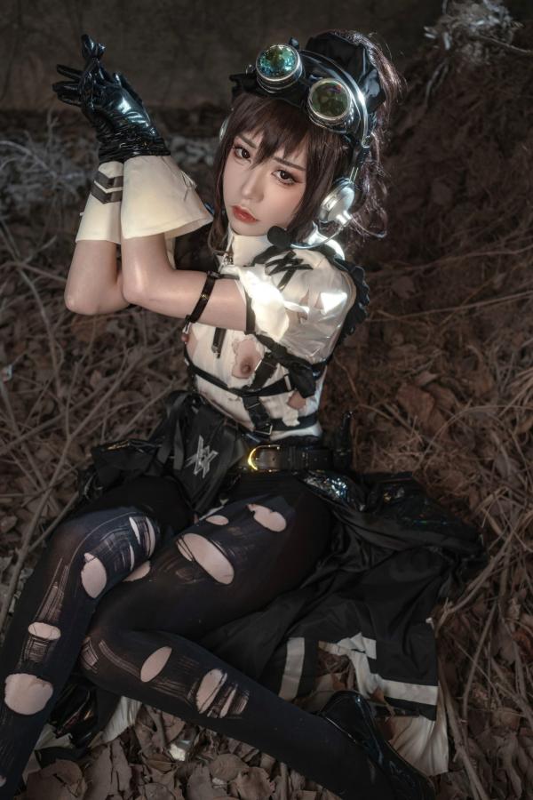    爆机少女喵小吉-战斗女仆第二弹-战损风特战制服COS-末世荒野持枪写真第19张图片