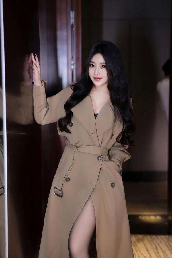    XR-Uncensored-希雅sia-酒店私拍系列-风衣下的秘密-米色长风衣搭配黑色内衣黑丝美腿-XiuRen秀人网9758-性感御姐写真第3张图片