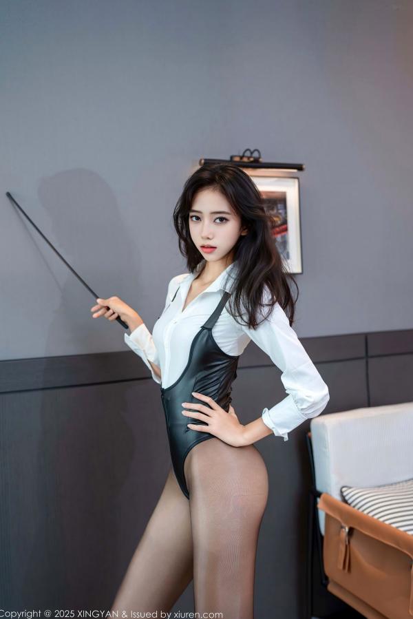 时安安Camellia 时安安  XingYan星颜社400：时安安白色衬衫制服诱惑，黑色皮质连体衣尽显极致黑丝美腿，冷艳御姐私房写真第2张图片