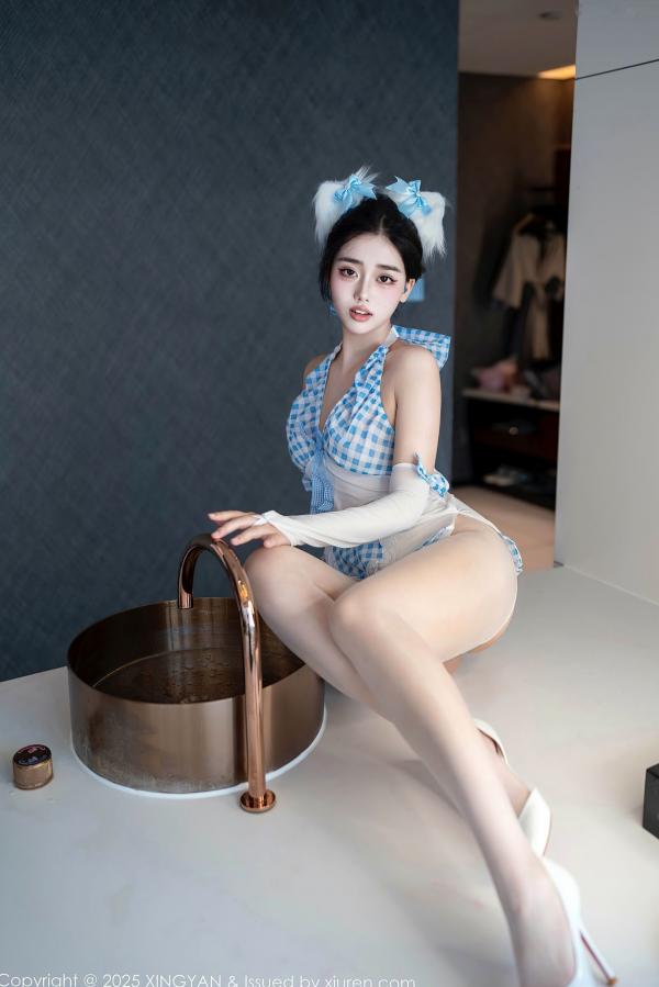    XingYan星颜社阮福私房写真，蓝白格子装束角色扮演，展现猫耳少女的极致诱惑与迷人曲线第22张图片
