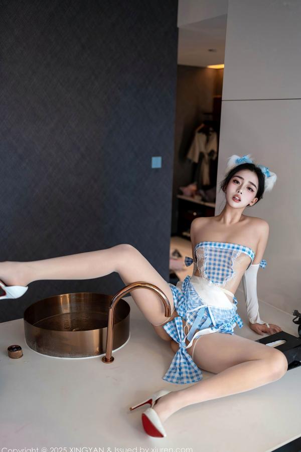    XingYan星颜社阮福私房写真，蓝白格子装束角色扮演，展现猫耳少女的极致诱惑与迷人曲线第38张图片