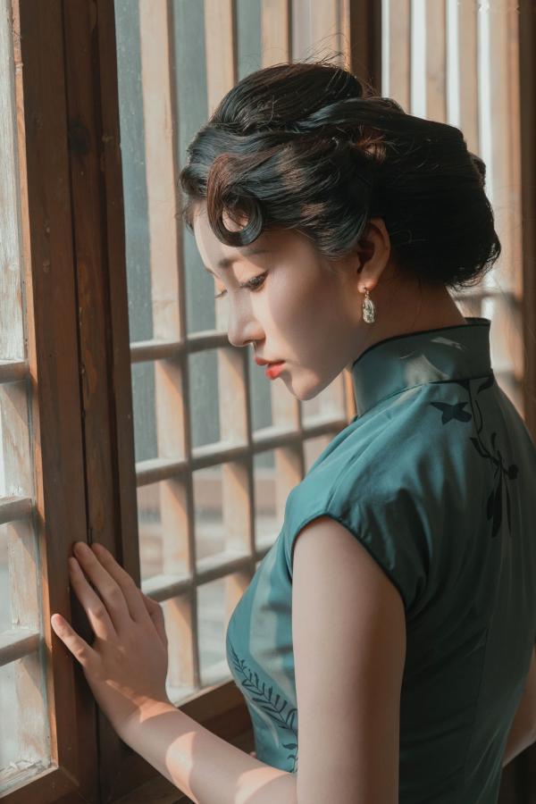年年Nnian 年年  年年Nnian-海上花：复古旗袍卧室私房写真，极致东方韵味，解锁优雅与性感的致命诱惑第11张图片