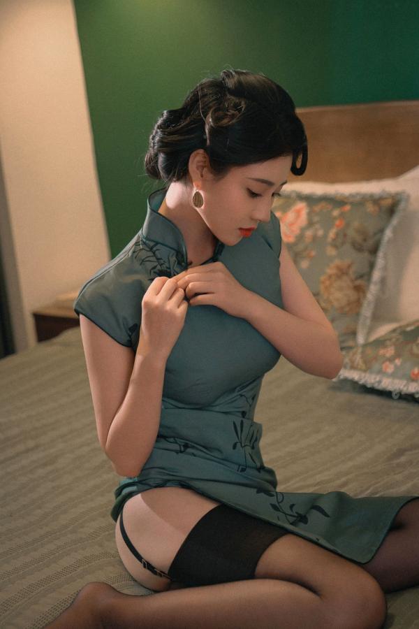 年年Nnian 年年  年年Nnian-海上花：复古旗袍卧室私房写真，极致东方韵味，解锁优雅与性感的致命诱惑第21张图片