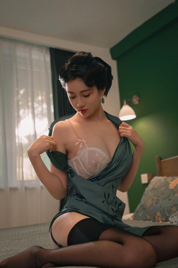 年年Nnian 年年  年年Nnian-海上花：复古旗袍卧室私房写真，极致东方韵味，解锁优雅与性感的致命诱惑第23张图片