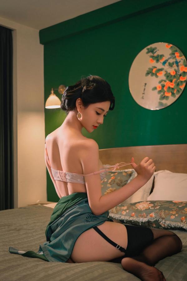 年年Nnian 年年  年年Nnian-海上花：复古旗袍卧室私房写真，极致东方韵味，解锁优雅与性感的致命诱惑第32张图片