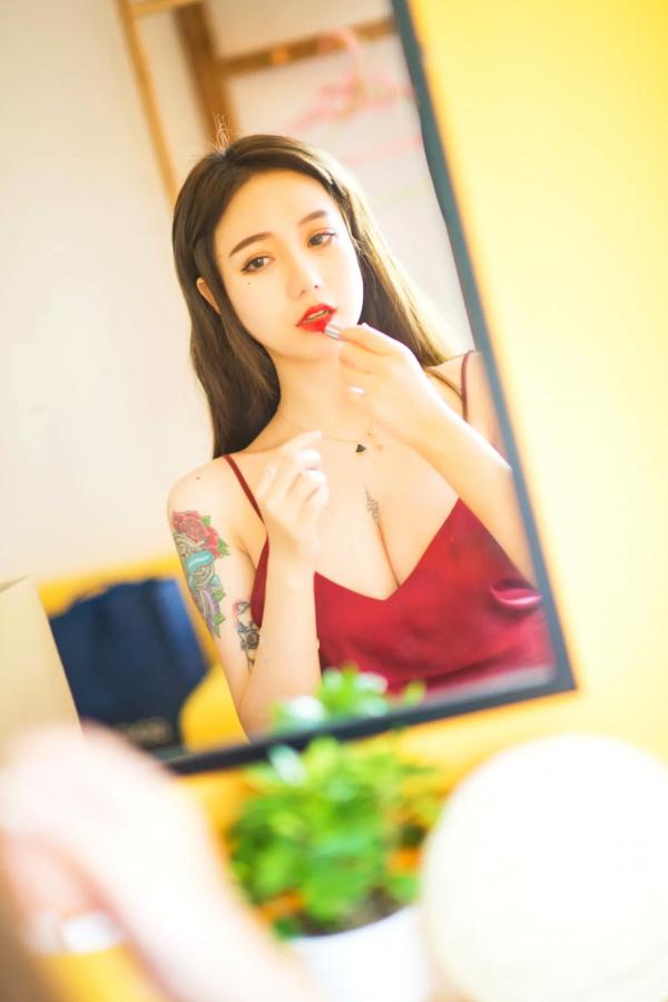    洛丽塔大哥- 吊带睡衣，室内私房写真展现酒红丝滑睡裙下的诱惑好身材第8张图片